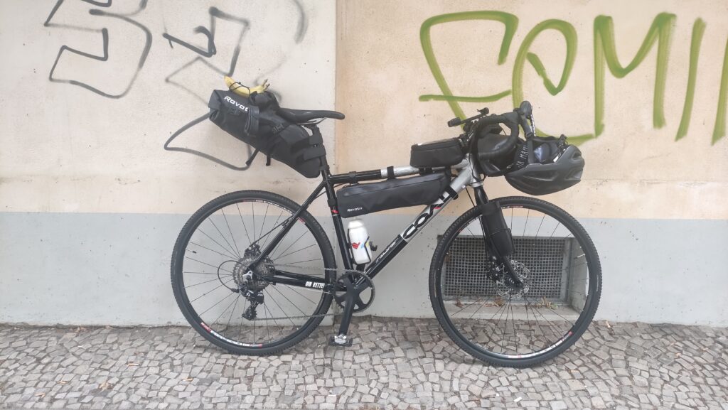 Gravelbiuke mit Taschen Rovativ Bikepacking-hamburg.de