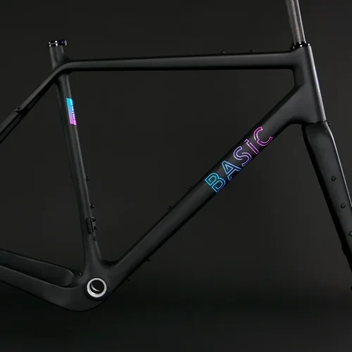 Seitenprofil des schwarzen Carbonrahmens von BasicBikes mit farbigen Custom Decals.