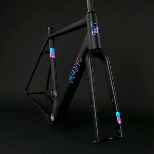 Schräge Detailansicht des BasicBikes Adventure Gravel Rahmensets mit Steuerrohr und Gabel.
