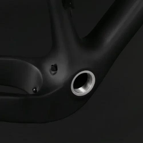 Detailaufnahme des BSA Innenlagers am BasicBikes Adventure Gravel Carbonrahmen für einfache Wartung.