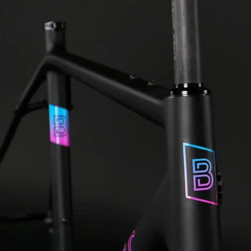 Zusätzliche Montagepunkte am Oberrohr des BasicBikes Adventure Gravel Rahmens für Bikepacking-Taschen.